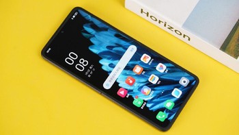 Ini adalah ponsel lipat pertama yang ditenagai oleh prosesor Dimensity 9000+, hadir dengan RAM LPDDR5 hingga 16 GB dan penyimpanan UFS 3.1 hingga 512 GB.Foto: Sina Mobile