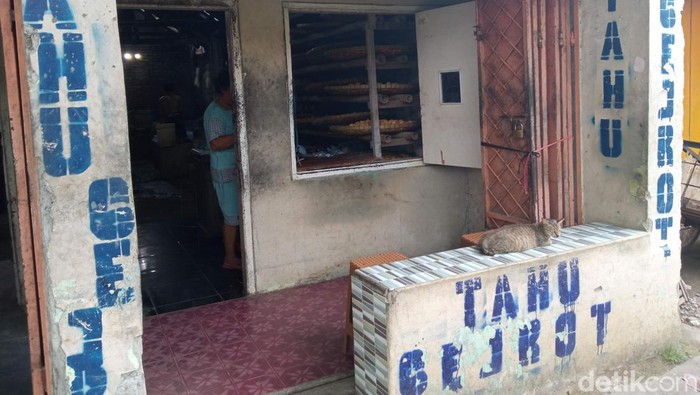 Pabrik Tahu Gejrot di Desa Jatiseeng Kidul, Kecamatan Ciledug, Kabupaten Cirebon