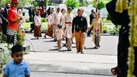 Penampilan Panembahan Al Nahyan di pernikahan Kaesang-Erina memang lain sendiri. Ketua dari Medan itu enggan memakai beskap seperti cucu Presiden Jokowi yang lain. (Foto: dok. Instagram Story Erina Gudono)