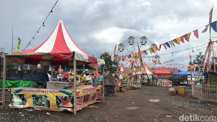 Pasar Rakyat Tugu Jogja Expo di Jalan Margo Utomo ditutup paksa petugas gabungan, Jumat (16/12/2022).