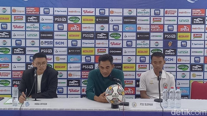 Pelatih PSS Sleman Seto Nurdiantoro (tengah), saat konferensi pers di Stadion Manahan Solo, Jumat (16/12/2022).