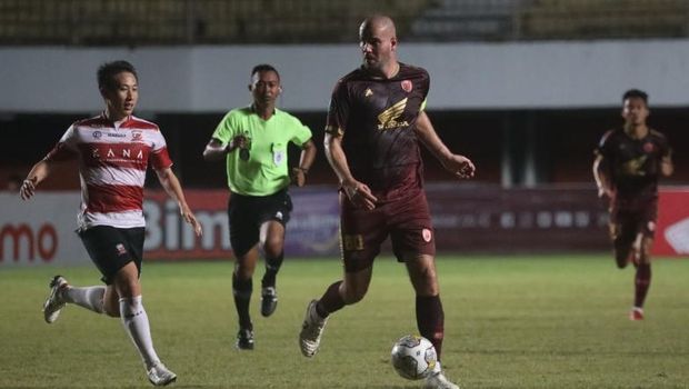 Pemain Madura United Lee Yu-jun mengawal ketat kapten PSM Wiljan Pluim saat berduel di Liga 1 2022/2023.