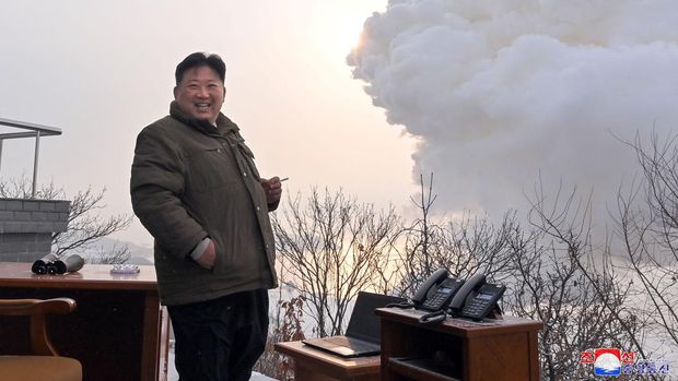 Pemimpin Korea Utara Kim Jong Un memandu uji 