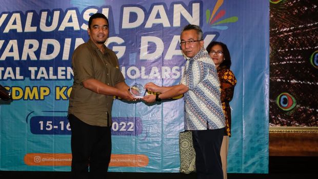Kabid Infrastruktur dan Sistem Informatika Dinas Kominf Dairi, Hotman Jaya Nainggolan saat menerima penghargaan dari Kemenkominfo di Badung, Bali.
