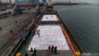 Perum Bulog mendatangkan beras impor 5.000 ton asal Vietnam, hari ini Jumat (16/12/2022).