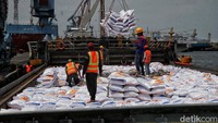 Pekerja membongkar kapal pengangkut beras Vietnam.