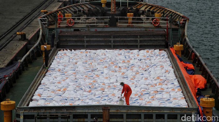 Pemerintah memberikan izin impor beras sebanyak 500 ribu ton kepada Bulog. Hari ini 5.000 ton beras asal Vietnam masuk lewat Pelabuhan Tanjung Priok, Jakarta.