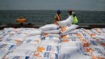 Penampakan 5.000 Ton Beras Impor Asal Vietnam di Tanjung Priok