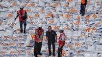 Menteri Perdagangan Zulkifli Hasana Direktur Utama Bulog Budi Waseso dan Kepala Badan Pangan Nasional (Bapanas) Arief Prasetyo Adi memeriksa kualitas beras impor Vietnam di kawasan Pelabuhan Tanjung Priok, Jakarta Utara, Jumat (16/12/2022).