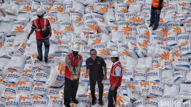 Penampakan 5.000 Ton Beras Impor Asal Vietnam di Tanjung Priok