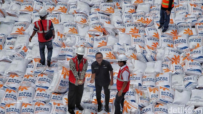 Penampakan 5.000 Ton Beras Impor Asal Vietnam di Tanjung Priok Pemerintah memberikan izin impor beras sebanyak 500 ribu ton kepada Bulog. Hari ini 5.000 ton beras asal Vietnam masuk lewat Pelabuhan Tanjung Priok, Jakarta.