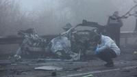 Pakar forensik polisi memeriksa lokasi ledakan bom di Diyarbakir, Turki, Jumat (16/12/2022). Ledakan berasal dari sebuah kendaraan yang ada di pinggiran jalanan.
