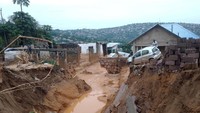 Jalan-jalan utama di pusat Kinshasa, sebuah kota berpenduduk sekitar 15 juta orang, terendam banjir selama berjam-jam, dan jalur pasokan utama terputus.