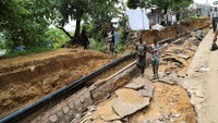 Longsor besar terjadi di distrik perbukitan Mont-Ngafula, menutupi National Highway 1, rute jalur pasokan utama yang menghubungkan ibu kota dengan pelabuhan Matadi. Mont-Ngafula adalah salah satu daerah yang paling parah terkena dampak, tetapi seorang penduduk setempat mengatakan banjir kali ini lebih parah.