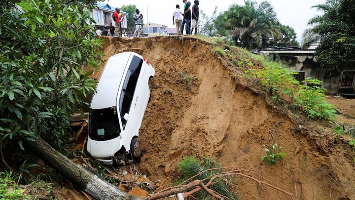A car is seen stuck after heavy rains caused floods and landslides, on the outskirts of Kinshasa, Democratic Republic of Congo December 14,2022. REUTERS/Justin Makangara