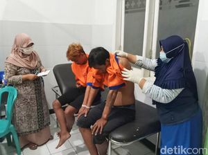 Tepergok Bobol Rumah Warga, Dua Maling di Banyuwangi Bonyok Dimassa