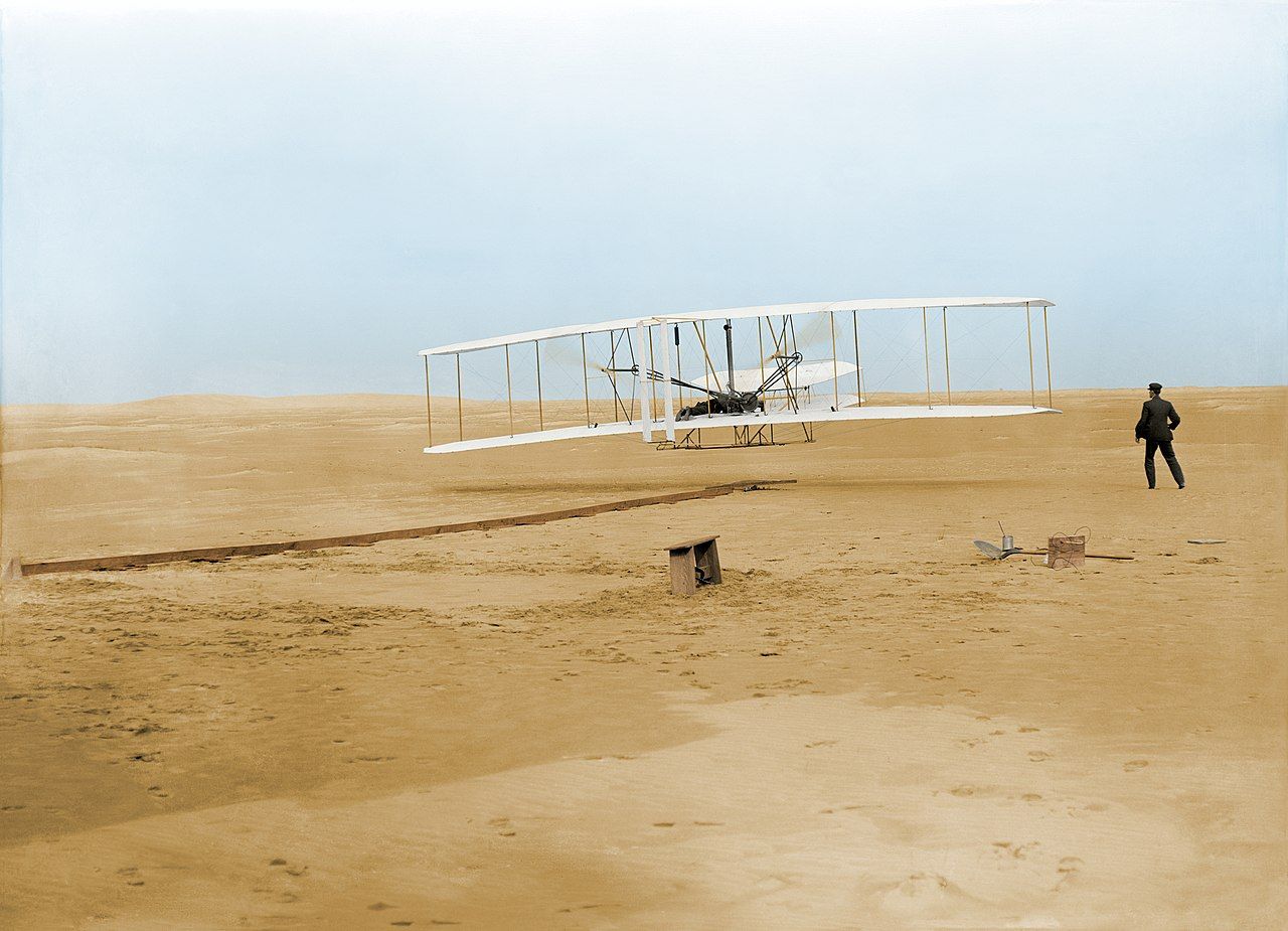 Penerbangan perdana Wright bersaudara di Kitty Hawk, North Carolina.
