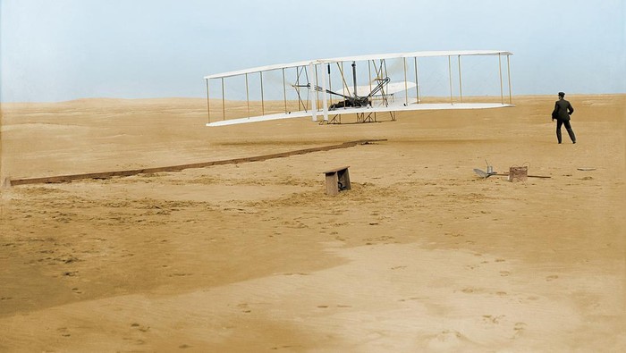 Penerbangan perdana Wright bersaudara di Kitty Hawk, North Carolina.