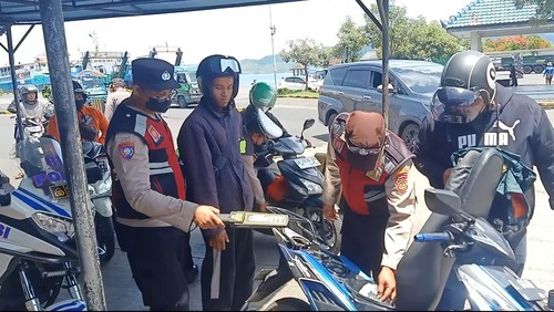 Pengamanan di pos II (pintu masuk Bali) Pelabuhan Gilimanuk. (I Putu Adi Budiastrawan/detikBali)