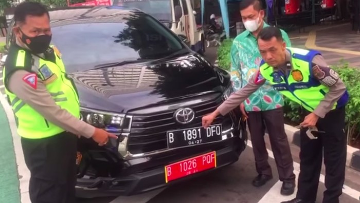 Pengendara pakai pelat merah palsu biar terhindar ganjil genap