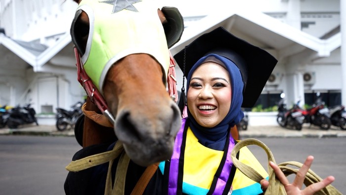 Pergi Wisuda dengan Rombongan Berkuda, Ini Cerita Unik Mahasiswa UMM