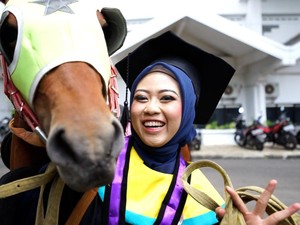Pergi Wisuda dengan Rombongan Berkuda, Ini Cerita Unik Mahasiswa UMM