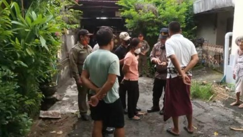 Pihak kepolisian dari Polsek Kuta Selatan dan warga saat mendatangi lokasi perusakan pot bunga milik warga