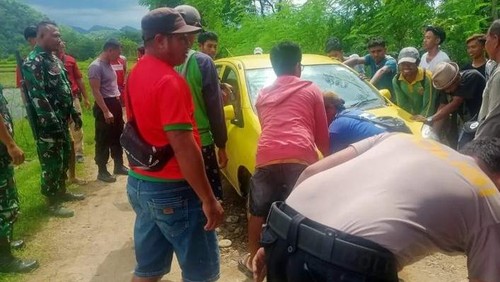 Petugas dan warga saat mengevakuasi mobil milik pelaku pencurian di Kabupaten Sumbawa, Nusa Tenggara Barat (NTB).