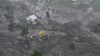 Kalau ini bencana alam yang terjadi di Indonesia, tepatnya di Gunung Semeru. Foto udara yang diambil dengan drone ini memperlihatkan para penyelamat sedang memeriksa kerusakan di sebuah desa yang terkena dampak letusan Gunung Semeru di Sumberwuluh, Lumajang, Jawa Timur, Indonesia, Senin (5/12/2022). Foto: AP/Trisnadi