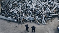 Petugas polisi melihat pecahan roket Rusia yang menghantam Kharkiv, di Kharkiv, Ukraina, Sabtu (3/12/2022). Foto: AP/Libkos
