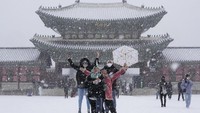 Musim Salju telah tiba. Pengunjung berswafoto di tengah salju di Istana Gyeongbok, istana kerajaan utama selama Dinasti Joseon, dan salah satu landmark terkenal Korea Selatan di Seoul, Korea Selatan, Kamis (15/12/2022). Foto: AP/Ahn Young-joon