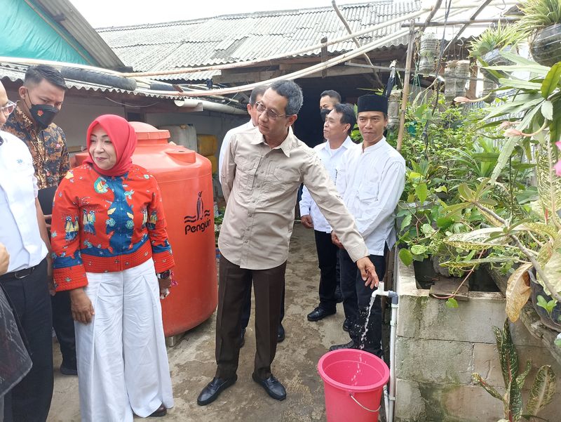 Pj Gubernur DKI Jakarta Heru Budi meninjau bak penampungan air di Marunda Kepu