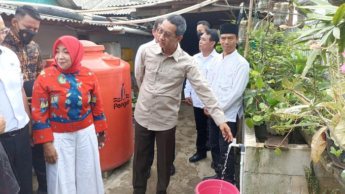 Pj Gubernur DKI Jakarta Heru Budi meninjau bak penampungan air di Marunda Kepu