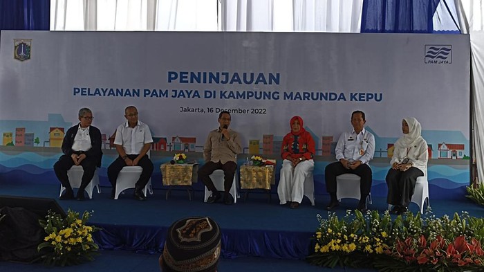 Pj Gubernur DKI Jakarta Heru Budi menyambangi Kampung Marunda Kepu, Jakarta Utara yang sempat dilanda krisis air bersih. (Tiara-detikcom)