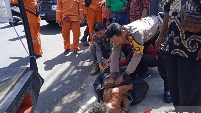 Polisi menangkap PMKS pelaku penusukan anggota Satpol PP di Pasar Rebo, Jakarta, Kamis (15/12/2022). (ANTARA/HO-Satpol PP Jakarta Timur)