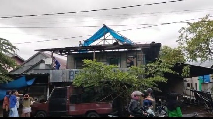 Hujan Deras disertai Angin Kencang Rusak 28 Rumah Warga di Polewali Mandar
