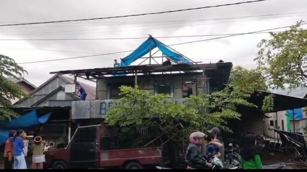 Hujan Disertai Angin Puting Beliung, 28 Rumah dan 2 Masjid di Polman Rusak