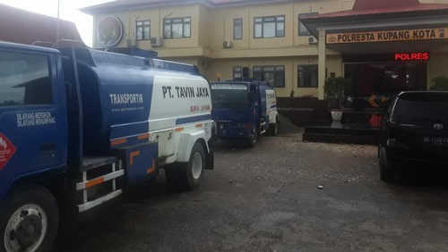Polresta Kupang Kota menyita dua unit mobil tangki minyak yang diduga digunakan untuk menimbun bahan bakar minyak (BBM) jenis solar.