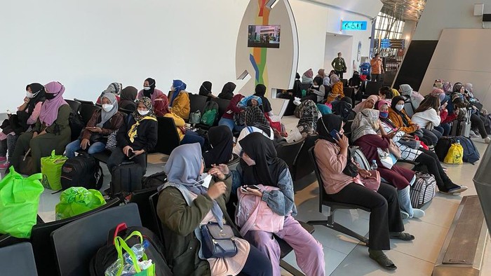 Potret 63 Pekerja Migran Ilegal RI yang Digagalkan ke Arab Saudi Kementerian Ketenagakerjaan berhasil menggagalkan 63 Pekerja Migran Indonesia (PMI) yang akan ditempatkan secara nonprosedural ke Arab Saudi.