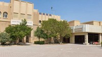Demi mematuhi hukum Islam di Qatar, maka gereja ini tidak menampilkan simbol Kristen seperti salib, lonceng, atau menara di bagian luarnya. (Dok. catholicchurchqatar.org)  