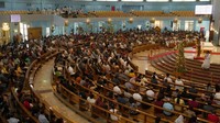 Nyanyian lagu dan perayaan lain juga hanya berlangsung di dalam kompleks. (AP Photo/Thanassis Stavrakis)  