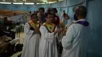 Namun gereja ini semakin ramai saat Qatar menjadi tuan rumah Piala Dunia 2022. Banyak penonton Piala Dunia yang menyempatkan diri beribadah di sini. (AP Photo/Thanassis Stavrakis)  