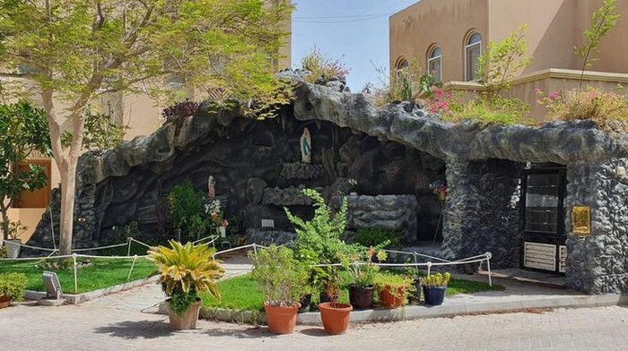 Penampakan Gereja Katolik, Our Lady of the Rosary, di Kompleks Keagamaan, Doha, Qatar.