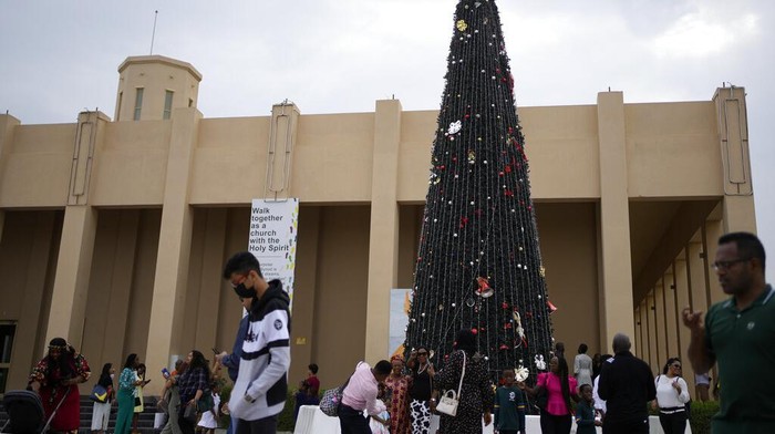 Potret Kehidupan 'Kota Gereja' di Negara Muslim Qatar People take part in a liturgy at the Catholic Church, Our Lady of the Rosary, at the Religious complex, in Doha, Qatar, Friday, Dec. 9, 2022. (AP Photo/Thanassis Stavrakis)