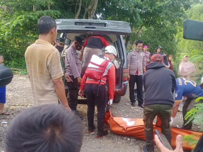 Pria asal Cigudeg, Kabupaten Bogor ditemukan tewas di aliran Sungai Ciliwung Bogor Utara, Kota Bogor. Petugas menemukan luka di kepala korban. (dok istimewa)