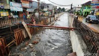 Pekerja menyelesaikan proyek penurapan Sungai Serua yang melintas di Pondok Kacang, Tangerang Selatan, Jumat (16/12/2022).