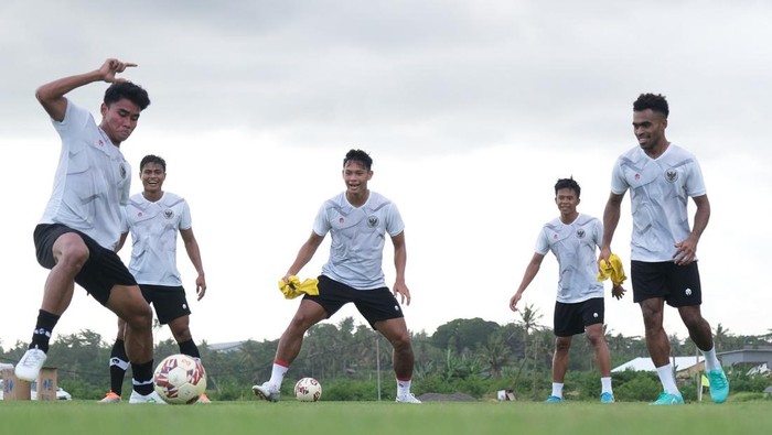Rachmat Irianto dalam TC Timnas Indonesia di Bali menjelang Piala AFF 2022.