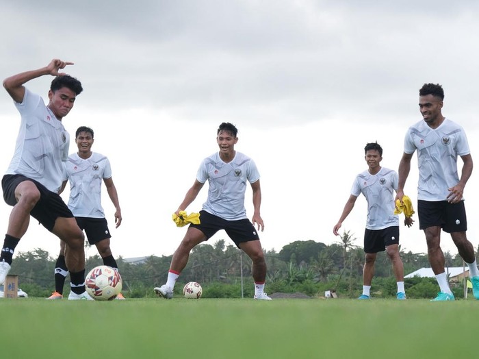 Rachmat Irianto dalam TC Timnas Indonesia di Bali menjelang Piala AFF 2022.