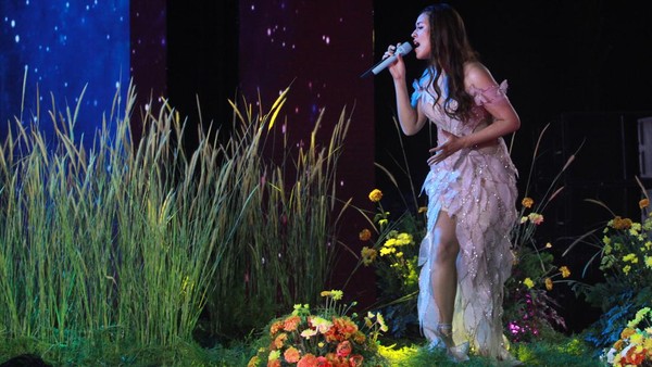 Anggunnya Raisa Bernyanyi di Antara Ilalang