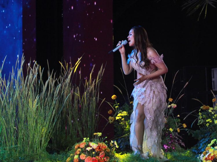 Anggunnya Raisa Bernyanyi di Antara Ilalang